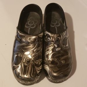 Sanita swirl work clogs